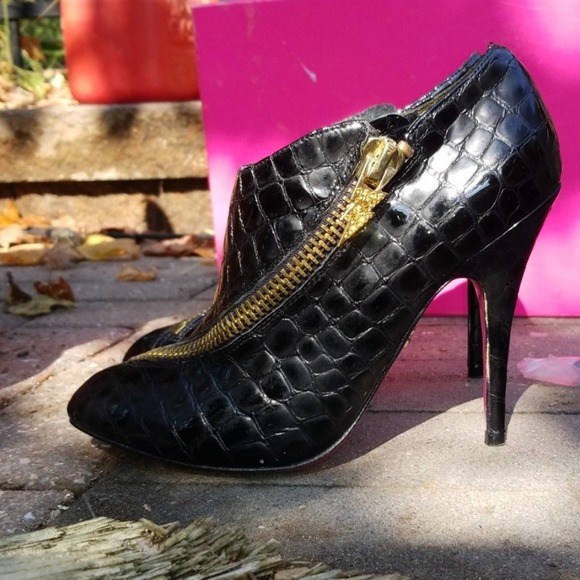 ☄Betsey Johnson Tiana black patent zipper bootie - Picture 1 of 6